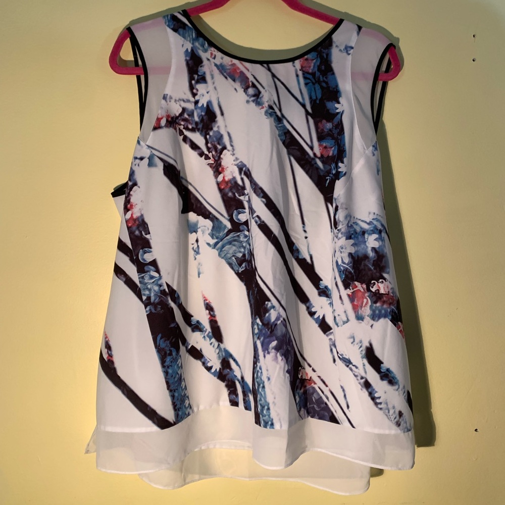 Vera Wang high low top. EUC. Polyester.